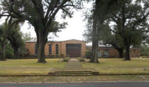 Southern Synagogues: Spring Hill Avenue Temple Mobile Alabama. One story brick building with large trees in yard.