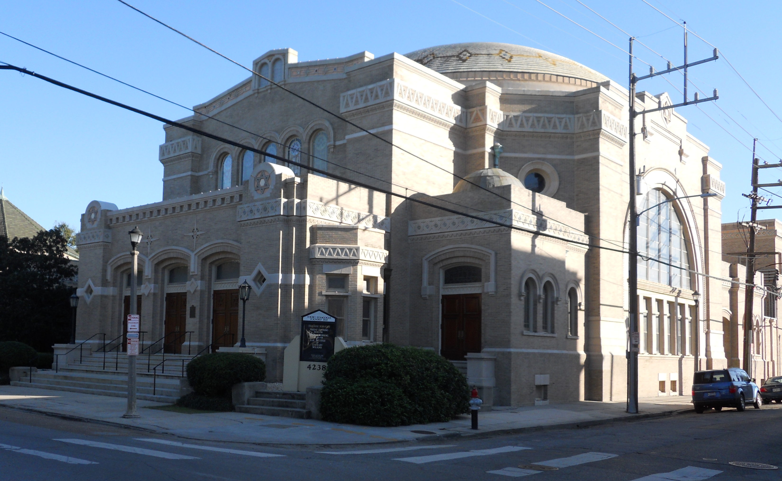 Southern Synagogue: Touro Synagogue, a brick building with rounded edges at street intersection