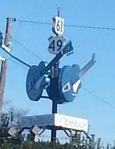 Double guitar statue. The Crossroads Where Robert Johnson met the Devil Clarksdale, Mississippi